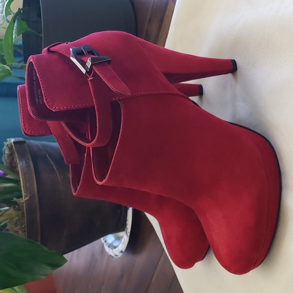 Red platform bootie with ankle strap - Picture 4 of 6